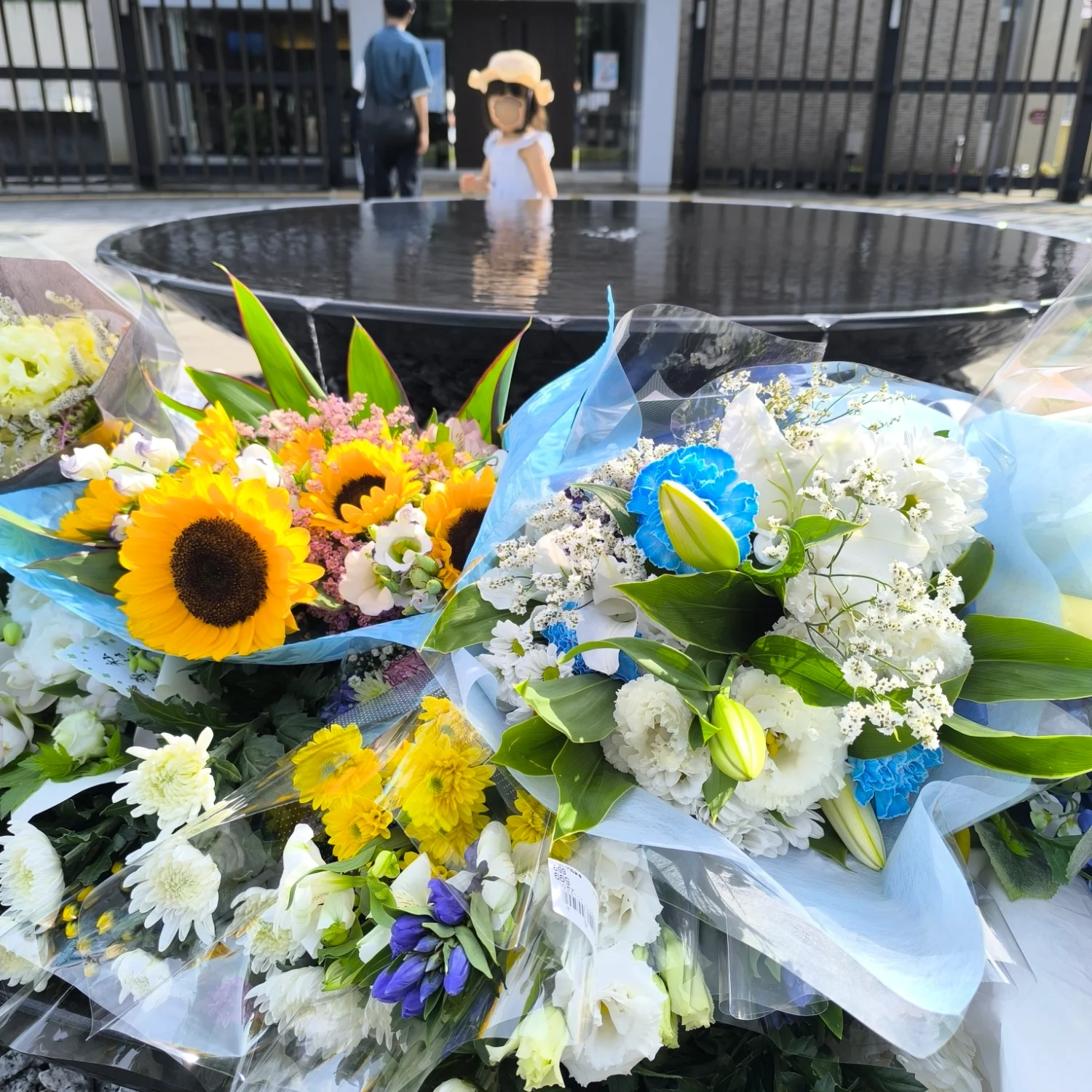 たくさんの花束が献花台を埋めつくしている。